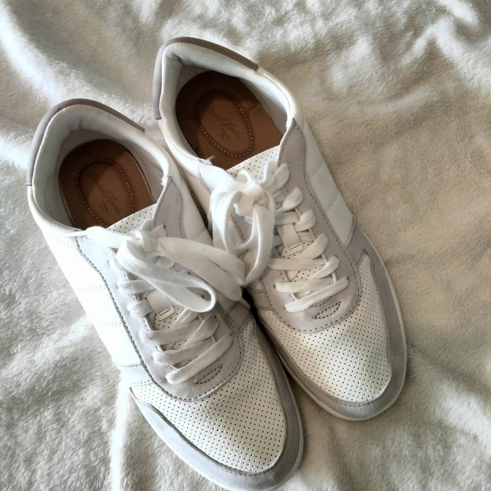 Universal Threads Sneakers - Picture 5 of 5